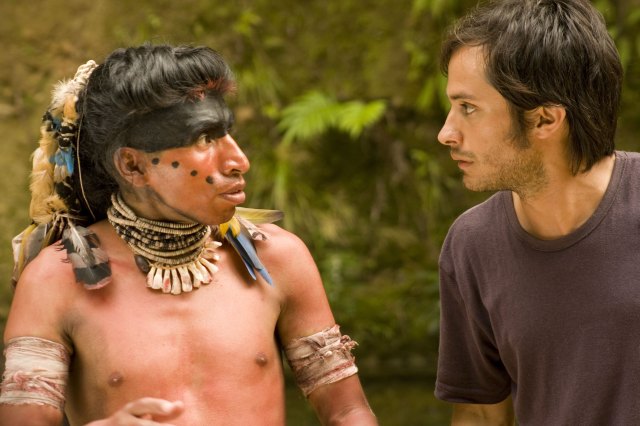 Sebastián (Gael García Bernal) dirige Daniel (Juan Carlos Aduviri), personagem crucial e líder da revolta popular.